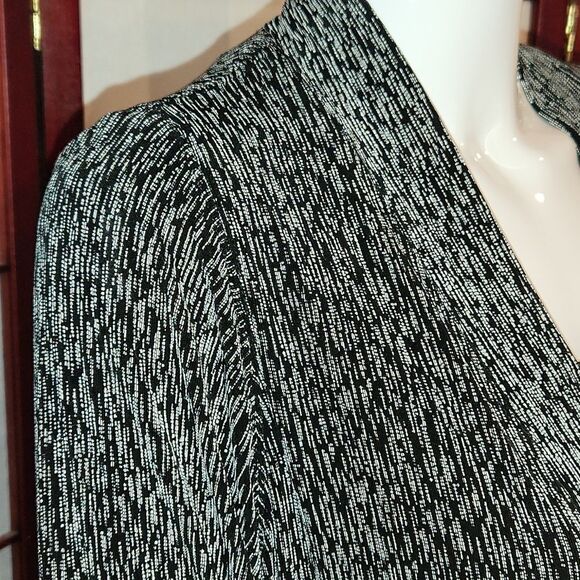 VeVe Collection by Vikki Vi Black & White Open-faced Cardigan - Picture 3 of 7